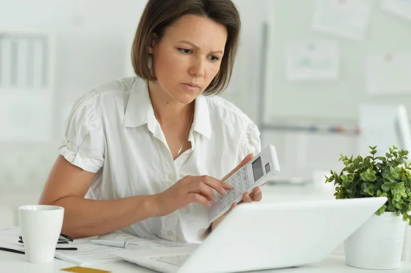 Portret Van Een Mooie Jonge Vrouw Werkend Het Kantoor — Stockfoto