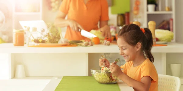 Söt Flicka Äter Utsökt Färsk Sallad Köket — Stockfoto