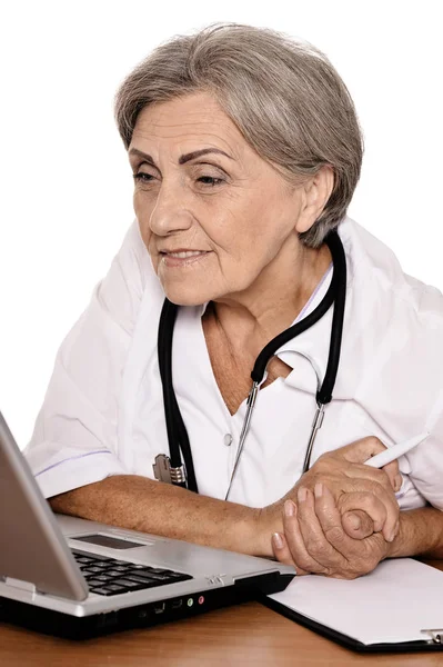 Zelfverzekerde Vrouwelijke Arts Zittend Aan Tafel Met Laptop — Stockfoto