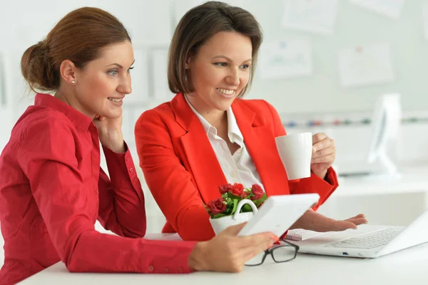 Young Businesswomen Working Modern Office — Stock Photo, Image