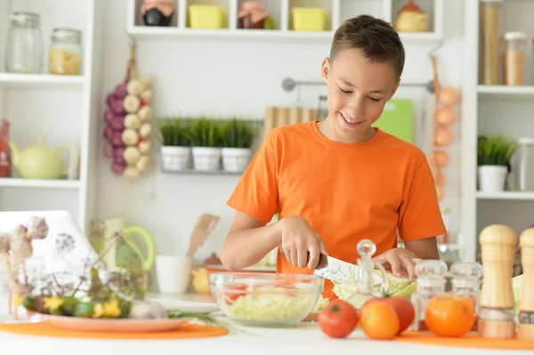 Lindo Niño Preparando Ensalada Mesa Cocina Casa — Foto de Stock