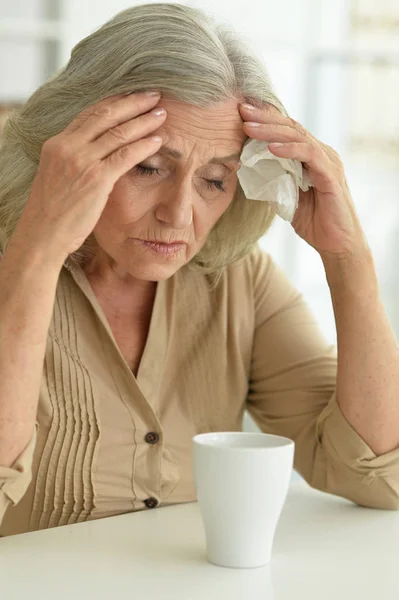 Close Retrato Mulher Idosa Triste Com Dor Cabeça — Fotografia de Stock