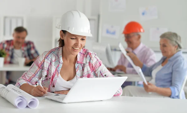 Grupo Empresarios Arquitectos Que Trabajan Oficina —  Fotos de Stock