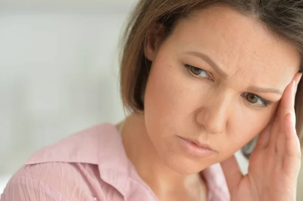 Portret Van Triest Jonge Vrouw Thuis — Stockfoto