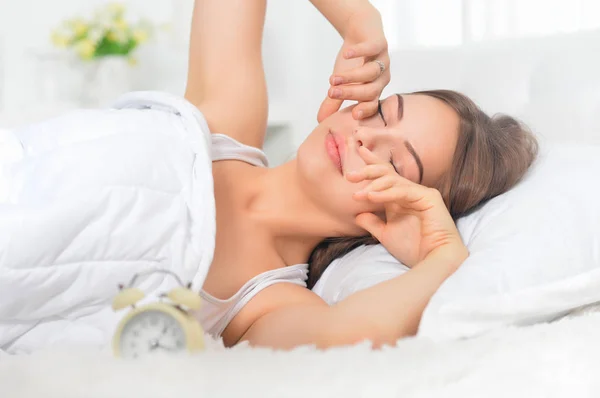 Mooie Jonge Vrouw Ontwaken Zacht Bed Ochtend — Stockfoto