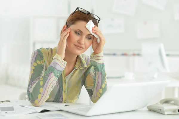 Portrait Une Jeune Femme Malade Travaillant Bureau — Photo