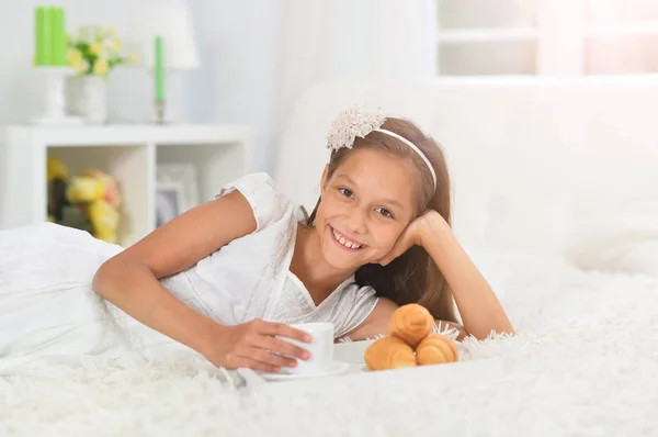 Niña Emocional Con Desayuno Casa Cama —  Fotos de Stock