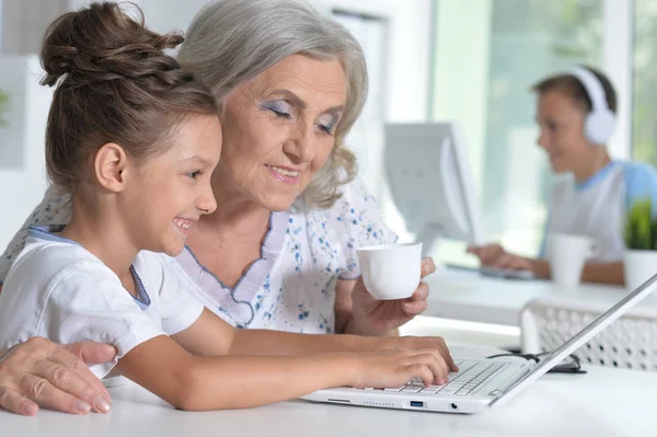 Porträtt Mormor Och Barnbarn Använder Modern Laptop Hemma — Stockfoto