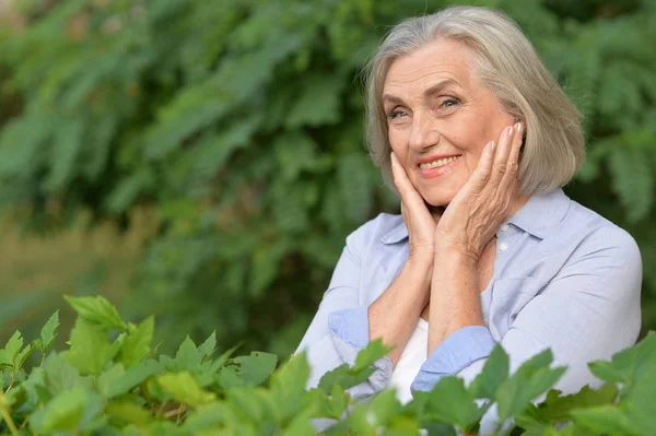 Heureux Senior Belle Femme Dans Parc Printemps — Photo