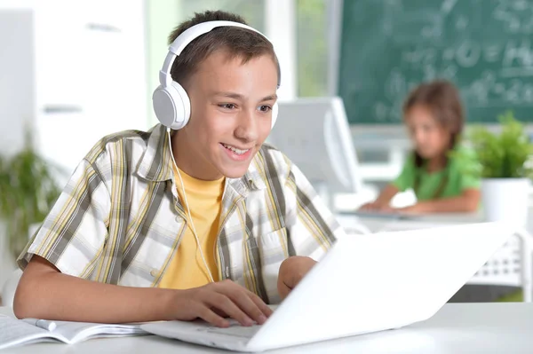 Rapaz Bonito Usando Laptop Quarto — Fotografia de Stock