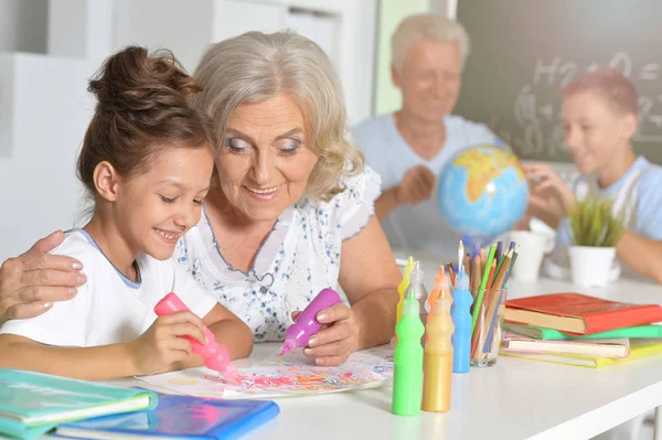 Porträtt Mormor Och Barnbarn Som Förenar — Stockfoto