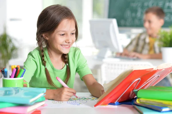 Mignon Adolescent Fille Faire Des Devoirs Dans Chambre — Photo