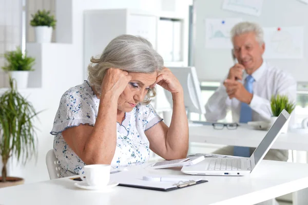 Empresarios Senior Exitosos Trabajando Juntos Una Oficina Moderna — Foto de Stock