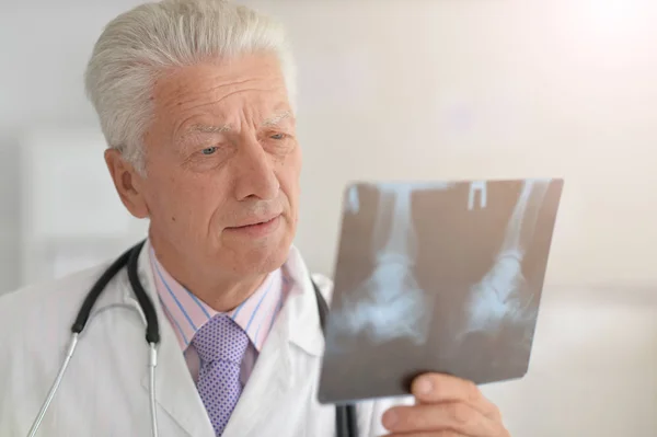 Senior male doctor — Stock Photo, Image