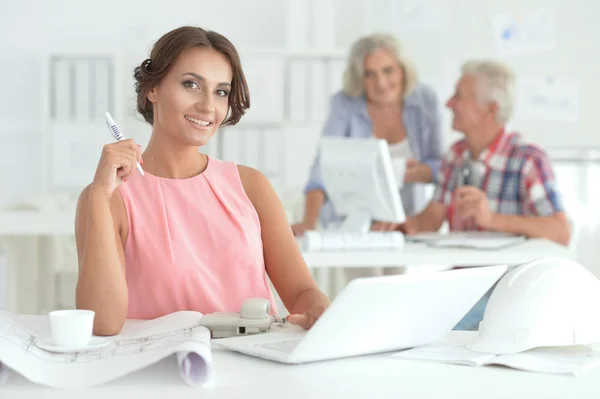 Belle Jeune Femme Travaillant Dans Bureau — Photo