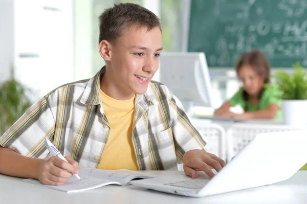 Niño Usando Ordenador Portátil Moderno Casa — Foto de Stock