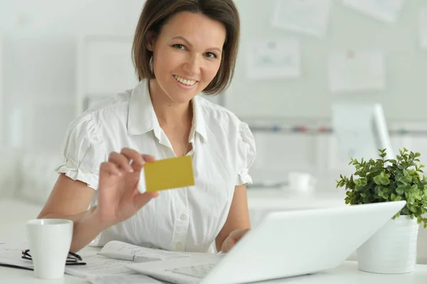 Portrait Beautiful Young Woman Showing Card — Stock Photo, Image