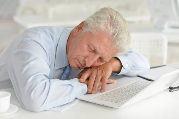 Uomo Anziano Dormire Sul Computer Portatile — Foto Stock