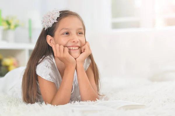 Pouco Bonito Menina Leitura Livro Casa — Fotografia de Stock