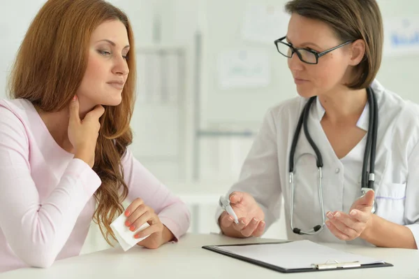 Mujer Hospital Con Médico Que Cuida —  Fotos de Stock