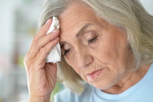 Närbild Porträtt Ledsen Senior Kvinna Med Huvudvärk — Stockfoto