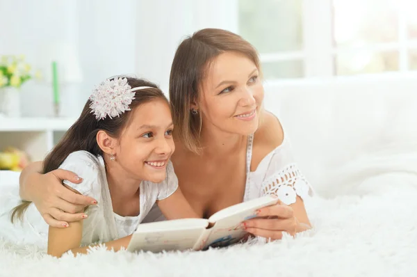 Маленька Мила Дівчинка Матір Читає Книгу Вдома — стокове фото