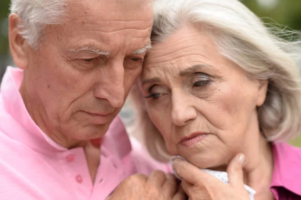 Portret Nieszczęśliwej Pary Seniorów Parku — Zdjęcie stockowe