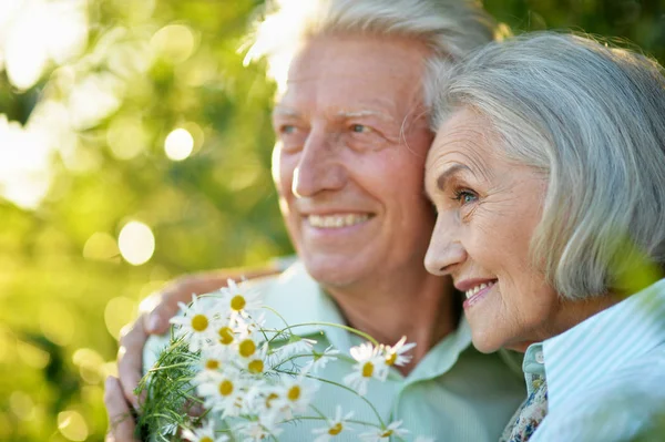 Vackra Senior Par Poserar Parken Med Blommor — Stockfoto