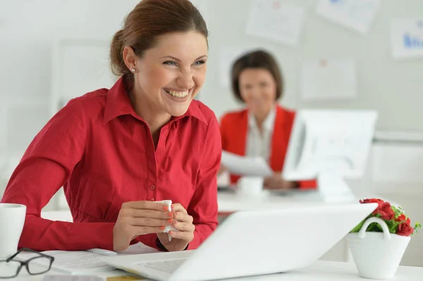 Jonge Zakenvrouwen Die Een Modern Kantoor Werken — Stockfoto