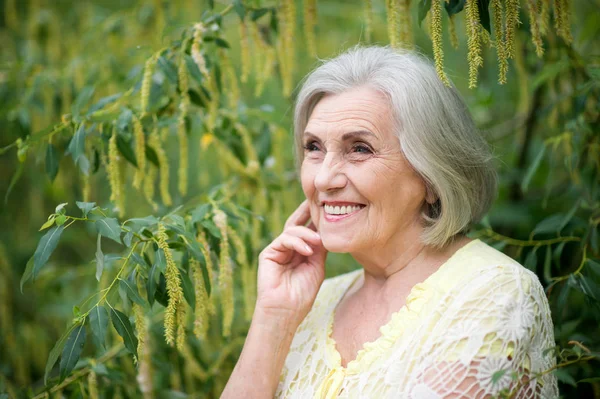 Gelukkige Oudere Vrouw Het Park — Stockfoto