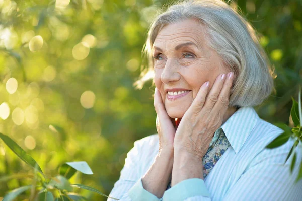 Lycklig Senior Kvinna Leende Parken — Stockfoto