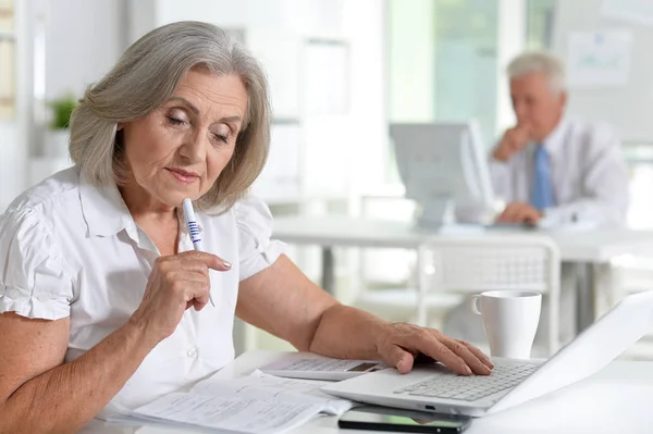 Empresarios Senior Exitosos Trabajando Juntos Una Oficina Moderna — Foto de Stock