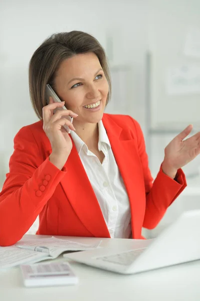 Retrato Una Hermosa Joven Que Trabaja Oficina Hablando Por Teléfono — Foto de Stock