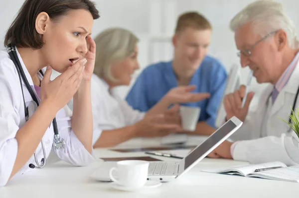 Médecins Professionnels Travaillant Dans Cabinet — Photo