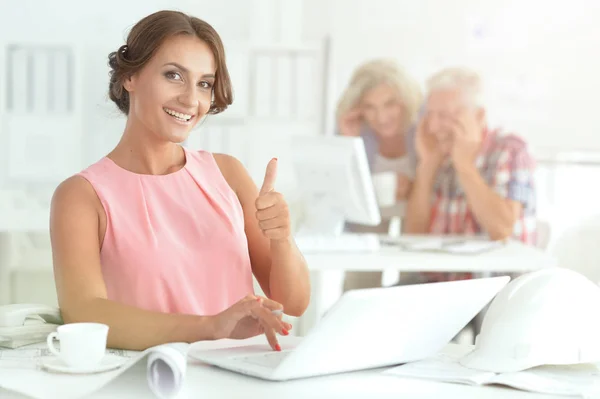 Mooie Jonge Vrouw Werken Kantoor — Stockfoto