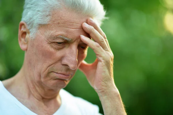 Portret Van Denkende Senior Man Park — Stockfoto