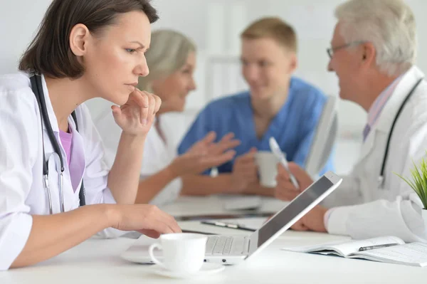 Medici Professionisti Che Lavorano Nel Gabinetto — Foto Stock