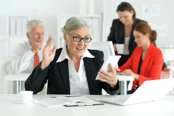 Groep Succesvolle Zakelijke Mensen Die Werken Modern Kantoor Zakenvrouw Voorgrond — Stockfoto