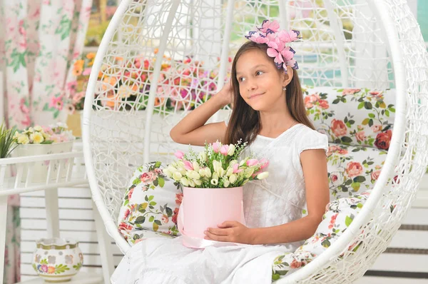 Emocional Niña Vestido Blanco Posando Con Flores —  Fotos de Stock