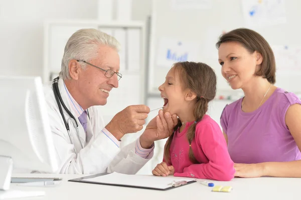 Young Family Visiting Doctor — Stock Photo, Image