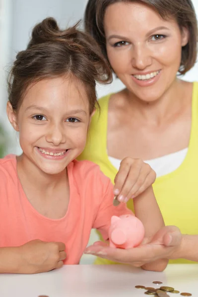 Moeder Kind Dochter Zetten Munten Piggy Bank Rechtenvrije Stockfoto's