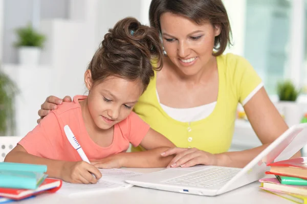 Happy Mother Daughter Using Laptop Together — Stock Photo, Image