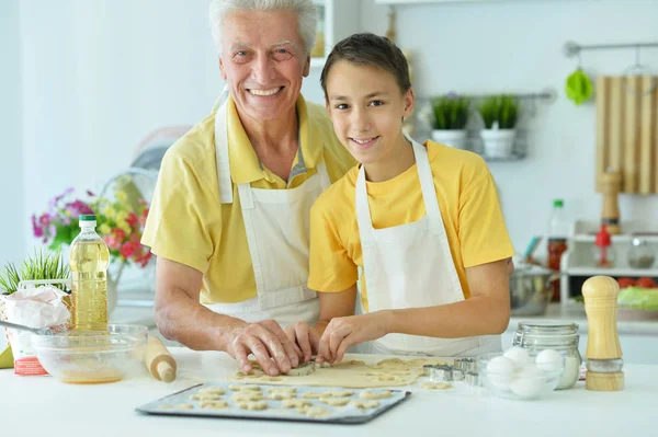 Menino Com Biscoitos Cozimento Avô — Fotografia de Stock