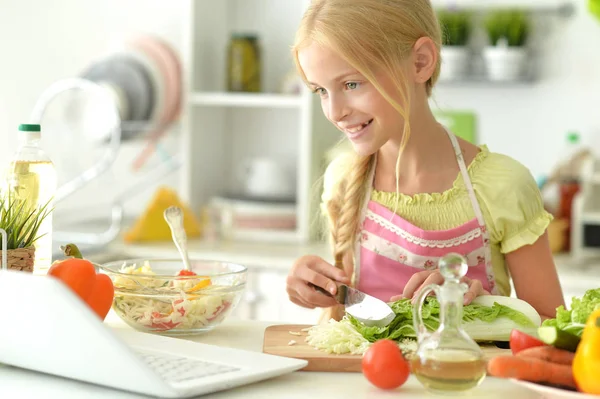 Chica Preparando Deliciosa Ensalada Fresca Cocina —  Fotos de Stock