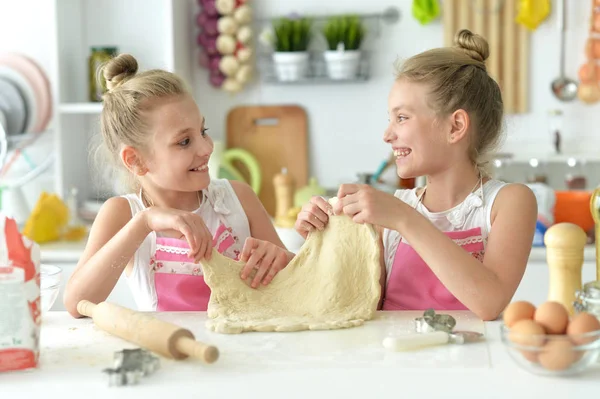Roztomilé Dívky Pečení Kuchyni Doma — Stock fotografie