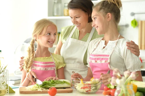 Chicas Lindas Con Madre Preparando Deliciosa Ensalada Fresca Cocina —  Fotos de Stock