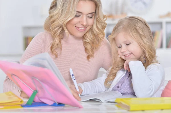 Retrato Una Hermosa Niña Linda Con Madre Haciendo Tarea —  Fotos de Stock