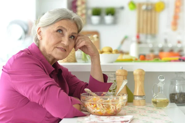 Starsza Kobieta Szef Kuchni Portret Kuchni — Zdjęcie stockowe