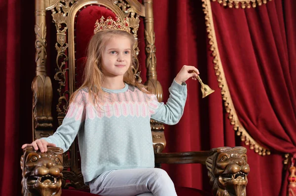 Glückliches Kleines Mädchen Prinzessin Posiert Auf Dem Thron — Stockfoto