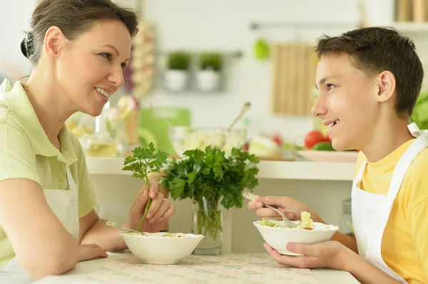 Mor Och Son Äta Färsk Sallad Kök — Stockfoto